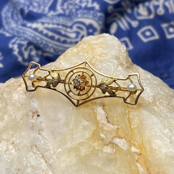 Antique 10k Gold Diamond and Natural Pearl Broach - Picture 3 of 12